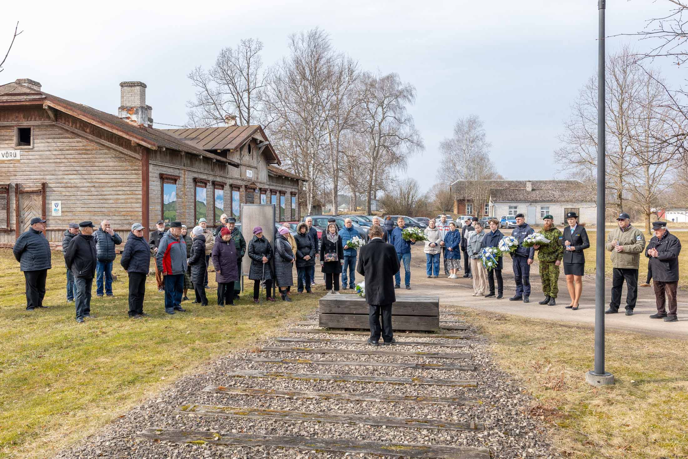 25. märtsil koguneti taas Võru raudteejaama, et pidada vaikset, ent pidulikku mälestussündmust. Foto: AIGAR NAGEL